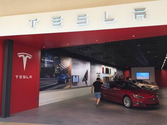 미국 탬파 인터내셔널플라자에 입점해 있는 테슬라 매장. / 박원익 기자