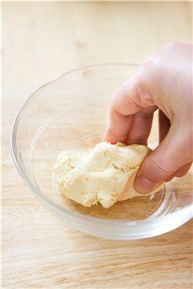 2. 찹쌀가루 1/2컵에 찐 단호박, 소금을 약간 넣어 반죽하여 작은 크기로 동글동글하게 빚는다. (Tip 찐단호박이 없으면 치자물을 우려 반죽해도 좋다.)