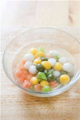 6. 탄산수에 시럽을 넣어가며 단맛을 맞춘다. 볼에 삼색 경단과 수박, 키위, 레몬껍질을 담고 탄산수를 붓는다.
