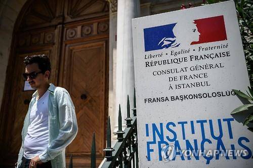 이스탄불 소재 프랑스 공관 '보안' 문제로 잠정 폐쇄     13일 오후 무기한 폐쇄에 들어간 이스탄불 주재 프랑스 영사관의 닫힌 문 앞에 한 남성이 서 있다. [AFP=연합뉴스][