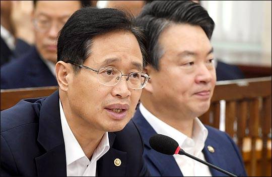 김용희 중앙선거관리위원회 사무총장이 13일 국회에서 열린 안전행정위원회 전체회의에서 의원들의 질의에 답변하고 있다. ⓒ데일리안