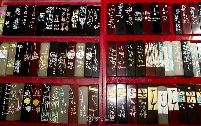 대인예술시장에서는 도장, 방향제 등 예술가가 만든 핸드메이드 상품을 살 수 있다.