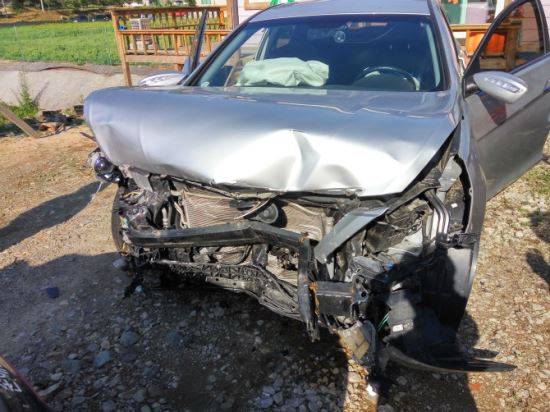 크게 파손된 피해차량 모습. 보배드림 캡처