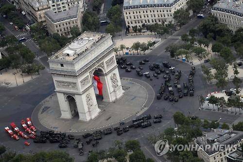 (AFP=연합뉴스) 대혁명 기념일 개선문 광장