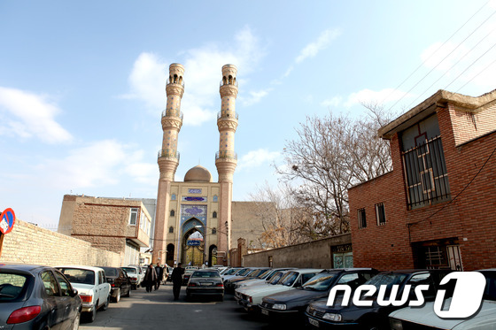 이란 북부 도시 타브리즈의 바자르 입구의 마스지드 조메. 미나레트의 형상이 다른 모스크의 미나레트에 비해 독특하다. © News1 이상문 기자