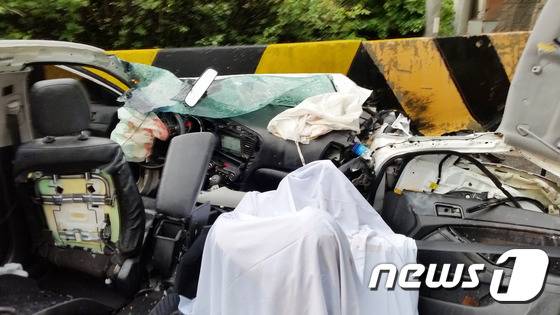 17일 오후 5시55분쯤 강원도 평창군 영동고속도로 봉평터널 입구(인천방향)에서 버스1대가 승용차 5대를 잇따라 추돌했다. 이 사고로 승용차 안에 타고 있던 탑승객 4명이 사망했다.(강원소방본부 제공)2016.7.17/뉴스1 © News1 정진욱 기자