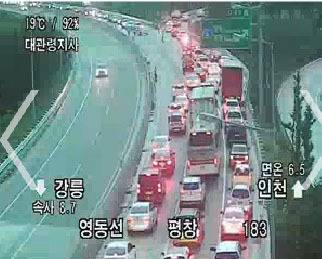 17일 오후 5시55분쯤 영동고속도로 봉평터널 입구(인천방향)에서 버스1대가 승용차 5대를 잇따라 추돌했다. 6중추돌사고로 차가 막히자 차량들이 장평IC로 빠져나가고 있다.(한국도로공사  제공)2016.7.17/뉴스1 © News1 정진욱 기자
