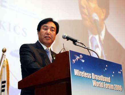 2006년 ‘와이브로 월드포럼(Wireless Broadband World Forum 2006)’에서 당시 삼성전자 이기태 사장이 환영사를 하고 있다. / 삼성전자 제공