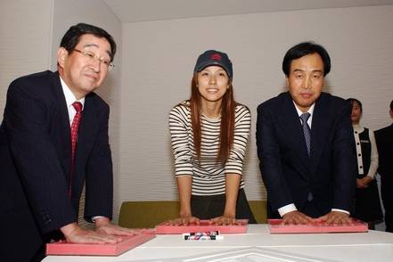 2005년 이기태 당시 삼성전자 정보통신 총괄 사장(오른쪽)이 휴대폰 전문 브랜드샵 ‘애니콜 스튜디오’를 열며 핸드프린팅을 하고 있다. / 삼성전자 제공