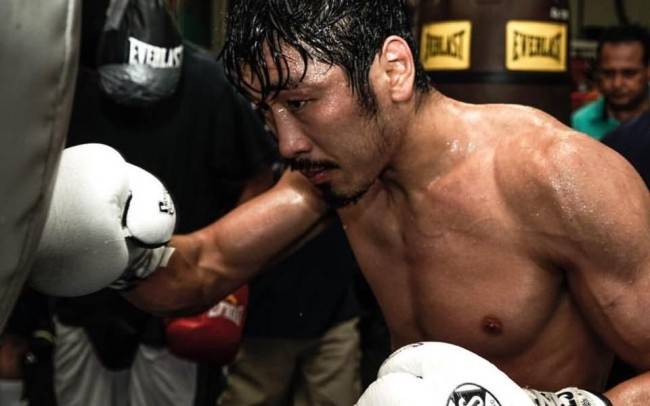 김민욱이 샌드백을 맹렬히 두들기며 맹훈에 임하고 있다.