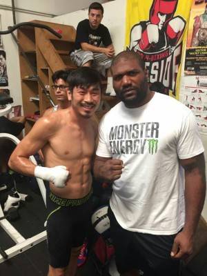 훈련캠프에 방문한 종합격투기 선수 겸 영화배우 퀸튼 렘페이지 잭슨과 함께 포즈를 취한 모습. [사진=STS복싱팀 제공]