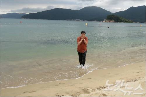 구조라해수욕장에 직접 뛰어든 필자.