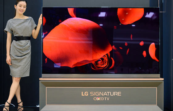 LG전자가 출시한 77인치 LG 시그니처 올레드 TV의 모습. 출고가는 4100만원이다. (LG전자 제공)© News1