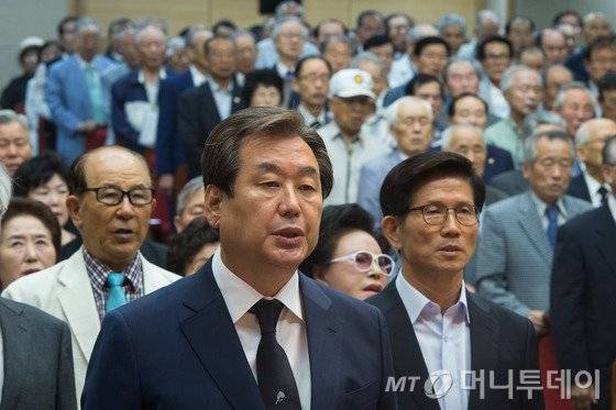 19일 서울 동작구 국립서울현충원에서 열린 이승만 전 대통령 서거 제51주기 추모식에서 김무성 새누리당 의원, 김문수 전 경기도지사를 비롯한 참석자들이 애국가를 제창하고 있다. 2016.7.19/뉴스1  <저작권자 © 뉴스1코리아, 무단전재 및 재배포 금지>
