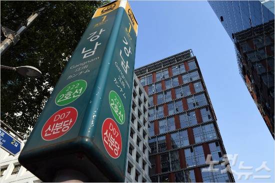 우병우 청와대 민정수석의 장인이 네 딸에게 상속한 서울 강남역 인근 1300억원대 부동산을 넥슨코리아가 5년 전 거액을 주고 사들인 것으로 확인됐다고 한 언론이 보도했다. 넥슨코리아는 구속된 진경준 검사장에게 주식을 공짜로 줘 126억원의 주식 대박을 터뜨리게 해준 혐의로 검찰의 수사를 받고 있는 김정주 NXC(넥슨 지주 회사) 대표가 세운 회사다. (사진=황진환 기자)