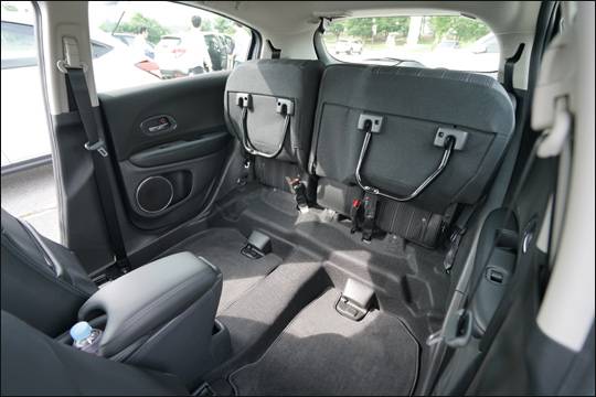 HR-V 뒷좌석 시트 착좌면을 직각으로 세운 모습. 화분이나 캐리어, 유모차와 같이 똑바로 세워 실어야 하는 물건을 실을 때 유용하다.ⓒ혼다코리아