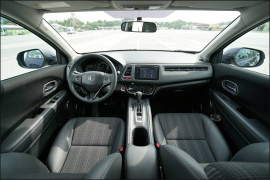 HR-V 운전석. 센터콘솔이 센터페시아까지 길게 이어져 있다.ⓒ혼다코리아