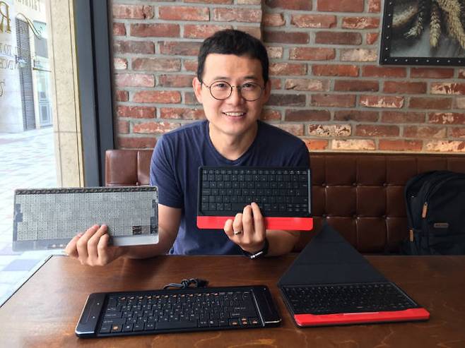 조은형 이노프레소 대표가 키보드 `모키보`를 소개하고 있다.