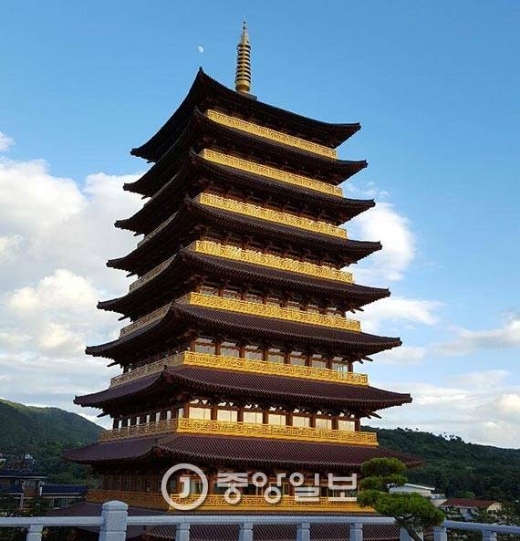 연수원 쪽에서 바라본 중도타워 전경. [사진 송의호 기자]