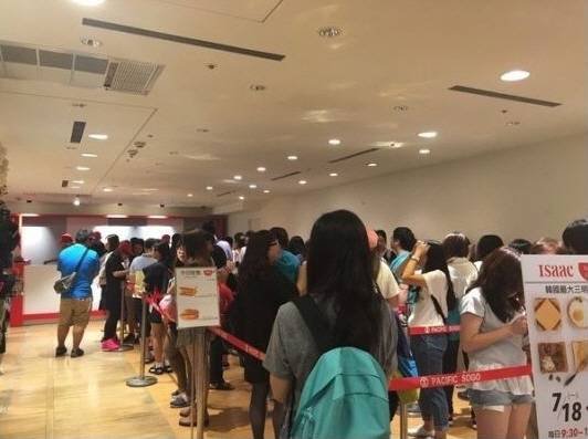 이삭 토스트를 맛보기 위해 줄을 선 사람들의 행렬. 가게는 2층에 위치했지만, 1층까지 줄이 이어졌다./출처=온라인 커뮤니티 캡처