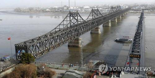 북한과 접경한 중국 지린(吉林)성, 랴오닝(遼寧)성이 최근 '퉁단(通丹·퉁화와 단둥)경제벨트' 건설을 위한 협의서에 서명하고 북중접경을 무대로 경협을 추진키로 했다. 사진은 랴오닝성 단둥의 랜드마크격인 압록강대교. [연합뉴스 자료사진]
