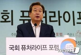 21일 오전 국회 의원회관에서 열린 국회 연구단체 퓨처라이프 포럼 2기 출범식에서 김무성 새누리당 전 대표가 인사말을 하고 있다. 2016.7.21/뉴스1 © News1 손형주 기자