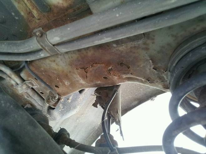 부식이 진행되고 있는 트라제XG 하체. 출처=보배드림