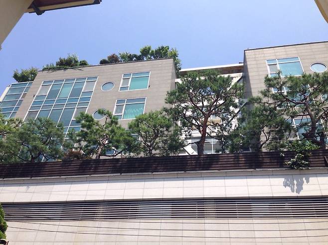 뉴스타파가 보도한 ‘이건희 회장 성매매 의혹 동영상’에서 성매매 장소로 등장하는 논현동 빌라. 박종식 기자  anaki@hani.co.kr