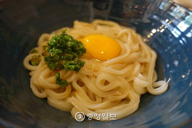 가마타마우동(8000원) 가마에서 건진 면에 날계란을 얹고 면수와 맛간장에 비벼 먹는 우동