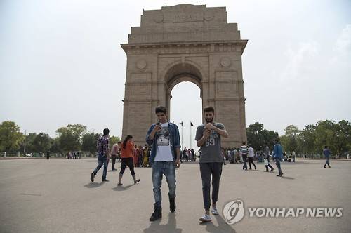지난 7월 22일 인도 뉴델리 인디아 게이트 앞에서 청년들이 포켓몬고 게임을 하고 있다.[AP=연합뉴스 자료사진]