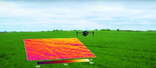 드론 제작 업체 DJI가 미국 캔자스주립대와 함께 개발 중인 농업용 드론의 모습. 농지 부위별로 최적의 질소 필요량을 계산해 적절한 양의 비료를 투입할 수 있도록 해준다. DJI 제공