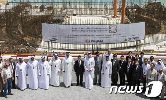 윤상직 산업통상자원부 장관이 28일(현지시간) 아랍에미리트(UAE) 아부다비 바라카(Barakah) 원전 2호기 착공식에 참석해 칼둔 UAE 원자력공사 회장 겸 아부다비 행정청 장관, 조환익 한국전력공사 사장, 알 하마디 UAE 원자력공사(ENEC) 사장 등 양국 관계자들과 함께 기념촬영을 하고 있다. (산업통상자원부 제공)2013.5.28/뉴스1