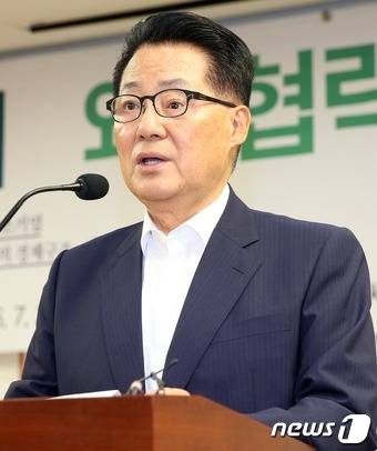 박지원 국민의당 비상대책위원장이 25일 오전 서울 여의도 국회 의원회관에서 열린 대·중소기업 '상생의 경제구도' 만들기 토론회에서 축사를 하고 있다. 2016.7.25/뉴스1 © News1 손형주 기자