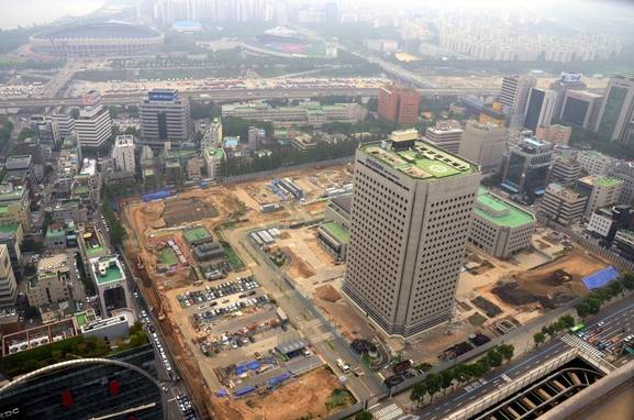 아셈타워에서 동쪽을 바라보면 현대자동차 신사옥 건설현장이 보이고, 뒤편으로 잠실 종합운동장도 보인다. /고성민 기자