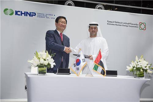 조석 한수원 사장(왼쪽)과 모하메드 알 하마디 ENEC 사장이 20일(현지시간) UAE에서 원전 4호기 운영 지원을 위한 계약(OSSA)을 체결했다. 2016.7.25 [한수원 제공=연합뉴스]