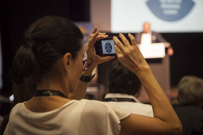 카르타헤나 세계편집인포럼(WEF)에서 한 참석자가 스마트폰을 이용해 강연을 기록하고 있다. [사진 세계신문협회]