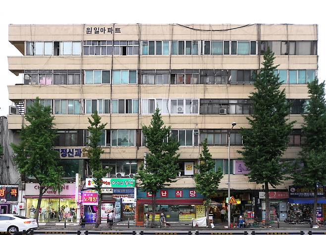 원일 아파트의 정면. 전형적인 근대건축의 무뚝뚝한 디자인이지만 자세히 보면 섬세한 디테일이 있다. 시장으로 들어가는 입구가 보인다.건축가 황두진 제공