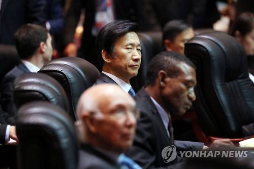 심각한 표정의 윤병세     (비엔티안=연합뉴스) 신준희 기자 = 26일 오후(현지시간) 라오스 비엔티안 국립컨벤션센터(NCC)에서 열린 아세안지역안보포럼(ARF)에 참석한 윤병세 외교장관이 심각한 듯한 표정을 짓고 있다.