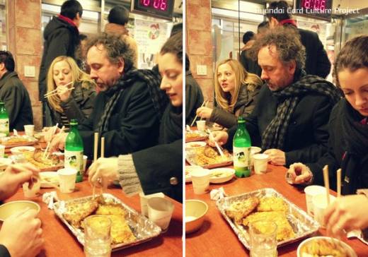 세계적인 영화감독 팀 버튼이 부침개에 막걸리를 먹는 모습. (사진=현대카드 제공)