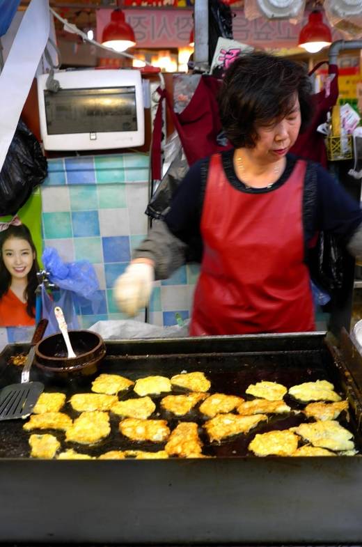 빈대떡과 각종 부침개는 광장 시장 먹거리타운의 가장 유명한 메뉴. 수백명의 이모님들이 하루종일 기름내 속에서 전을 부치며 생계를 이어가는 곳이 광장시장이다.