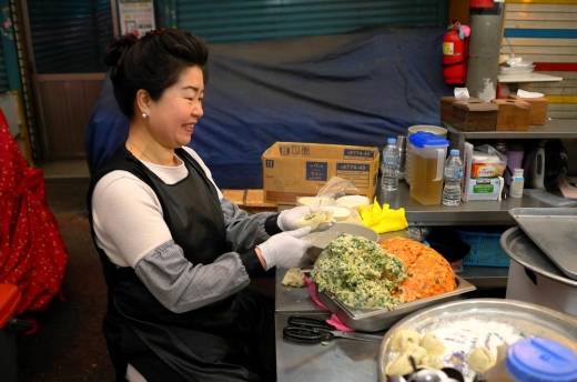 먹거리 타운 13호 정명옥씨(53). 강원도가 고향이어서 만두를 빚을 때도 강원도 옹심이같이 작고 탄탄하게 빚는 것이 특징이다.