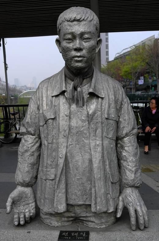 광장시장 가는 길에 있는 전태일 열사(1948~1970)의 흉상. “근로기준법을 준수하라! 우리는 기계가 아니다! “라며 외치며 분신한 그의 외침은 아직도 동대문에 울려 퍼진다. 전태일도 어린 시절 광장시장 안 사과궤짝 위에서 잠을 자며 장사를 했다.