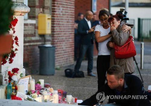 (AFP=연합뉴스) 성당참사 추모소에서 오열하는 여성들