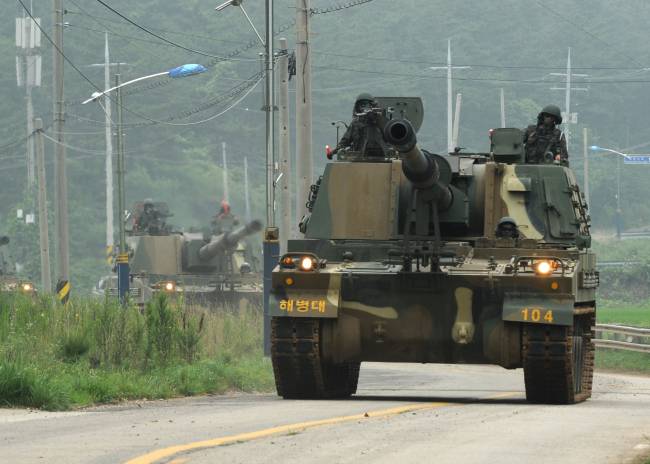 서북도서방위사령부가 28일 실사격 훈련을 진행 중인 가운데 백령도 해병대6여단 K-9자주포가 사격진지로 기동하고 있다. [사진=해병대]