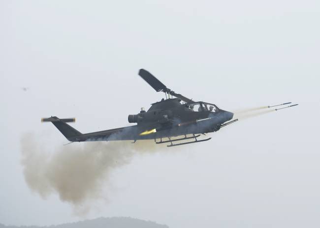 백령도 해병대6여단의 코브라 공격헬기가 2.75인치 로켓을 발사하고 있다. [사진=해병대]