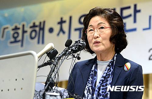 【서울=뉴시스】조성봉 기자 = 김태현 이사장이 28일 오전 서울 중구 바비엥2 그랜드볼룸에서 열린  ‘화해 치유 재단’ 출범 이사장 기자간담회에서 취재진의 질문에 답변하고 있다.  기자회견에 앞서 대학생 15명은 재단 출범에 반대하며 기습 점거 시위를 벌이다가 경찰에 전원 연행됐다. 2016.07.28.   suncho21@newsis.com