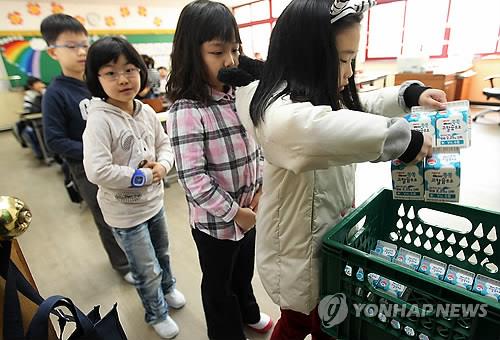 우유급식 받는 초등학생들 [연합뉴스 자료사진]