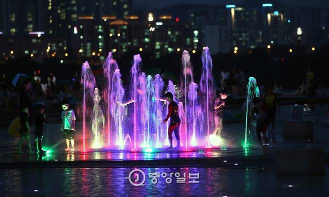 물빛공원 분수대는 밤이 되면 오색빛 조명이 켜진다. 박종근 기자