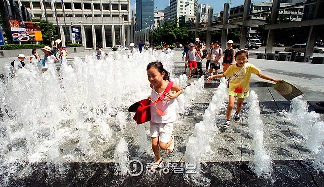 1997년 서울시내 최초로 태평로 삼성생명 사옥앞에 설치된 바닥분수. 지금은 가동을 멈춘 상태다. 최재영 기자
