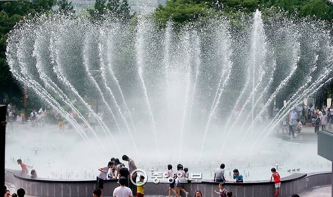 서울 능동 어린이대공원 정문 부근에 있는 `노래하는 분수` 안성식 기자.
